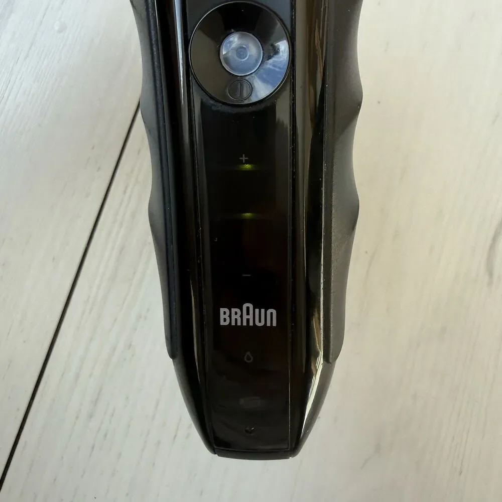 Braun Series 5 550cc-4 Electric Shaver/Charger/Cleaning Dock & Case Needs Blades